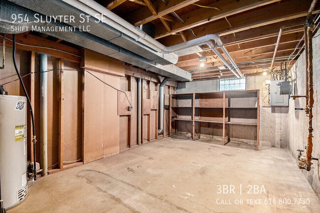 Building Photo - 954 Sluyter St SE
