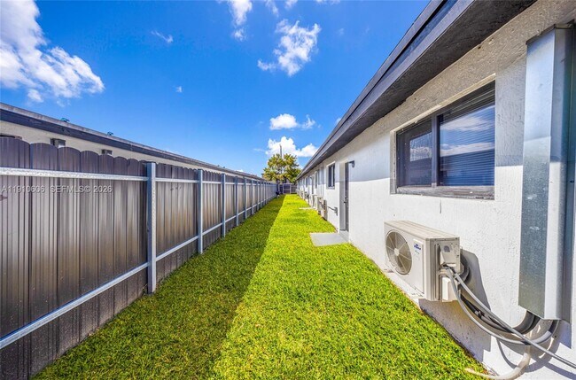 Building Photo - 920 NW 8th Ave