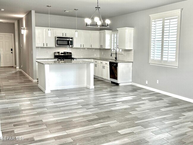 Building Photo - 13139 Saker Dr
