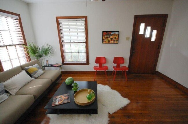 Building Photo - 407 E Annie St