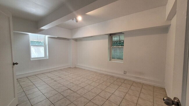 Building Photo - 275 Maple Ave