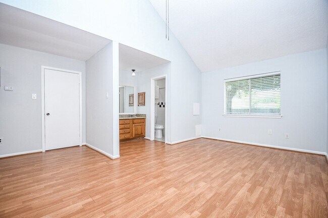 Building Photo - 2430 Long Reach Dr