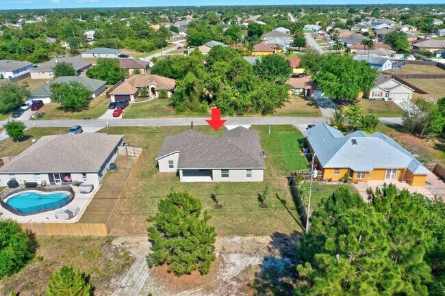 Building Photo - 444 SW Log Dr