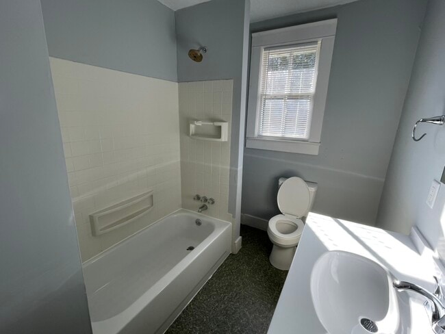 Building Photo - 2147 St James Dr