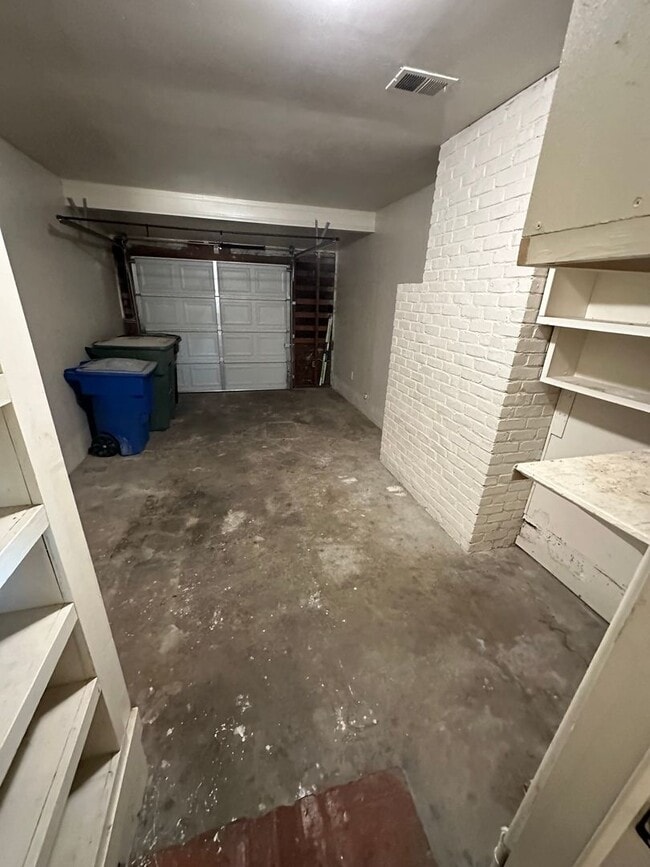 Building Photo - No Deposit