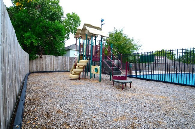 Building Photo - 2023 Woodland Springs St
