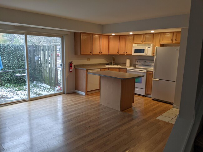 Building Photo - 3575 Kenbrooke Ct