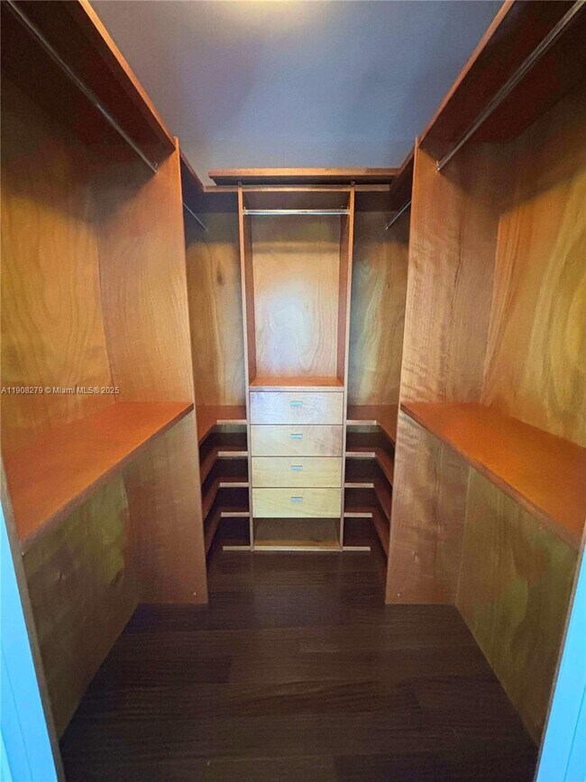 Building Photo - 601 NE 36th St