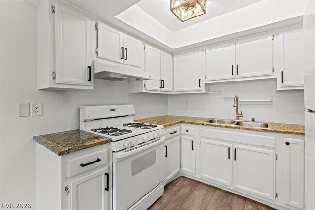 Building Photo - 2212 Silver Pine Dr