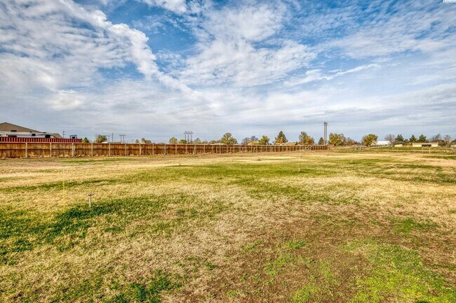 Building Photo - Large Shop w/Oversized Roll Up Doors and P...