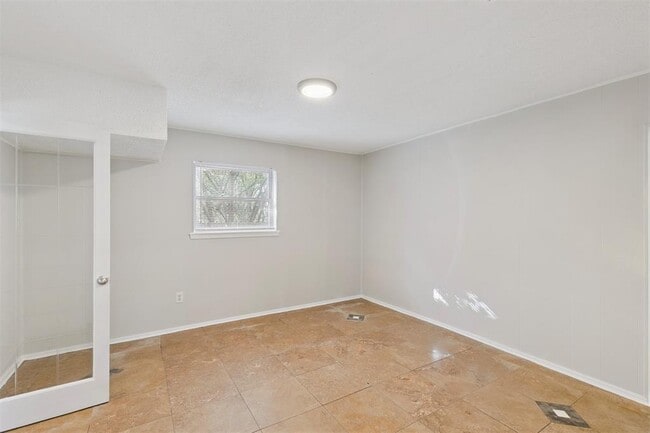 Building Photo - 645 Redstone Ave