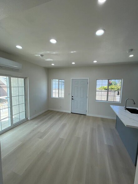 Building Photo - 4419 La Rica Ave