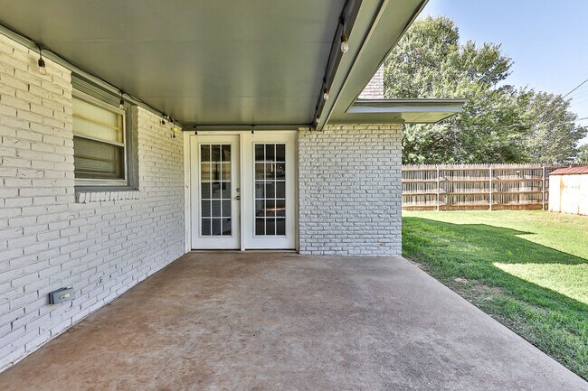 Building Photo - Large 3 bedroom with 2 living areas. Easy ...