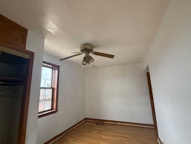 Building Photo - 3 bedroom 1.5 bath house available in Nort...