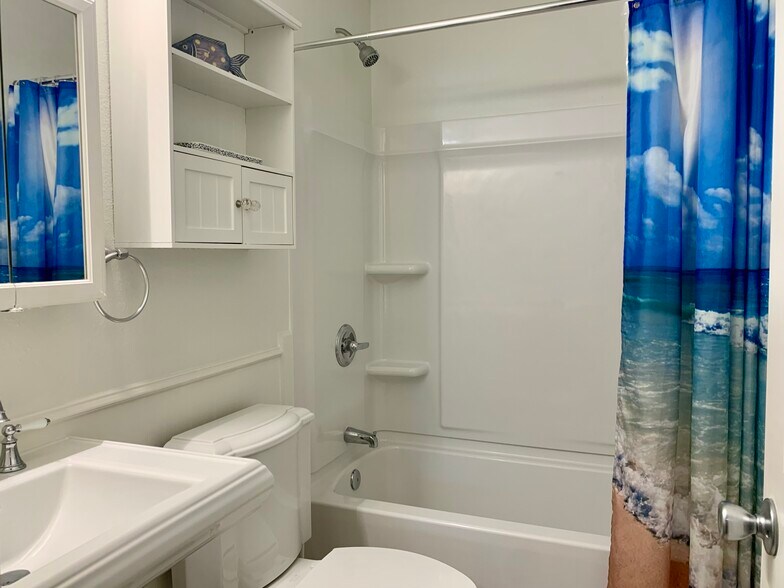 One bedroom x one bathroom condo. Corner unit. Private. Clean! - 407 E 45th St #116