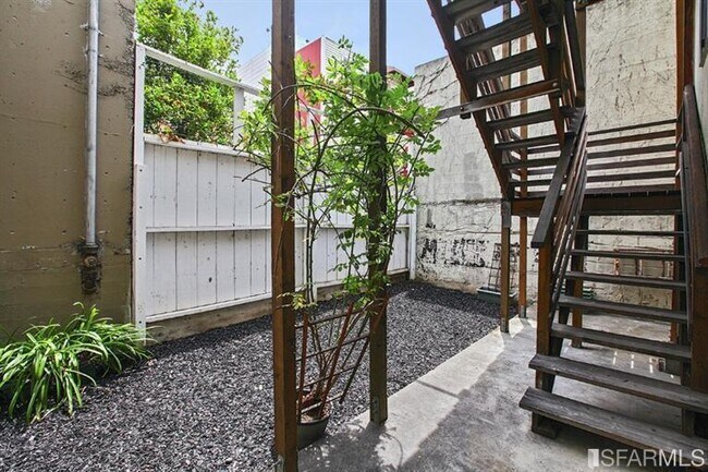 Building Photo - Two Bedroom Condo in SOMA with Yard, Parking, and W/D.