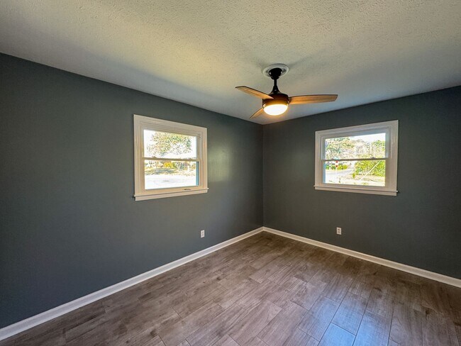 Building Photo - Charming 3 Bed 1.5 Bath Home with Flex Room