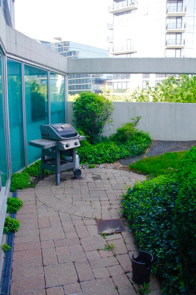 Building Photo - 1720 Maple Ave