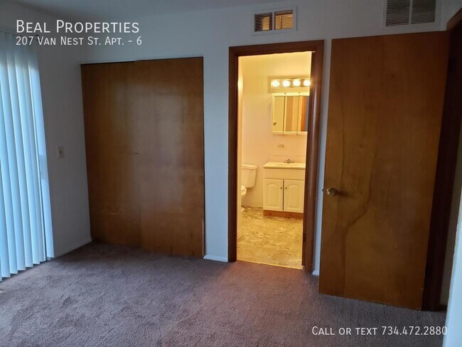 Building Photo - 207 Van Nest St