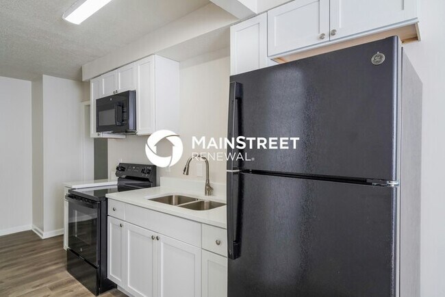 Building Photo - 4 Bedroom Pet-Friendly Home in Louisville, KY with Main Street Renewal