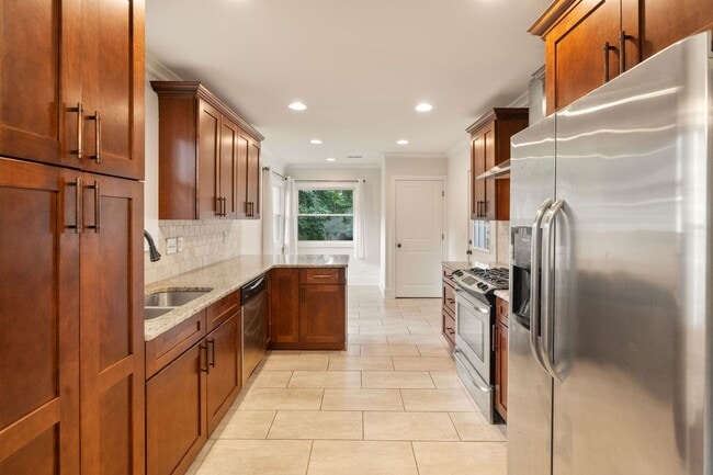 Building Photo - 2130 Chesterfield Ave