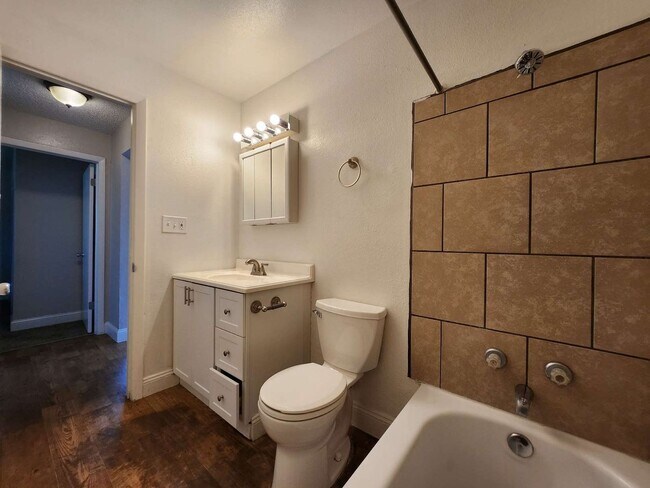 Building Photo - 4420 Loomis Ave