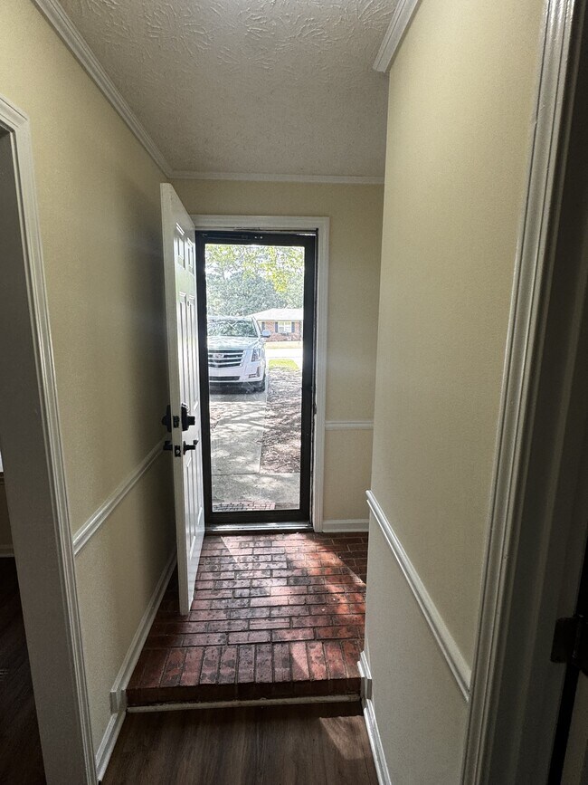Building Photo - 482 Huntington Road