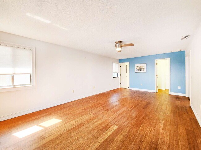 Building Photo - "3-Bed, 3-Bath Gem in New Port Richey with 2,233 Sq Ft of Living Space!"