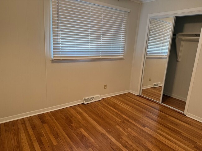 Building Photo - 3 bedroom 1 bath ranch style home