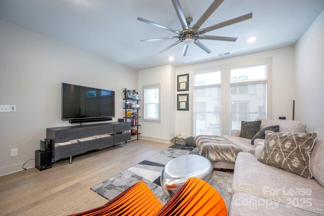 Building Photo - 1033 Wesley Terrace Ave