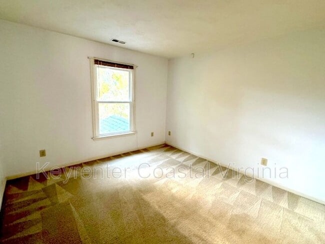 Building Photo - 913 Edgewater Dr