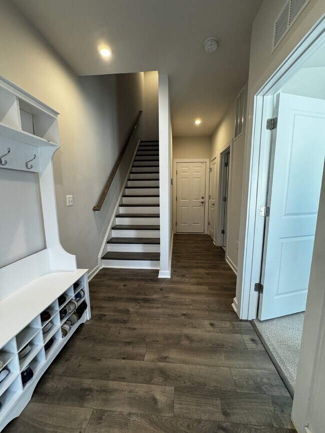 Building Photo - Luxurious 4-Bedroom Townhouse with 3.5 Bat...