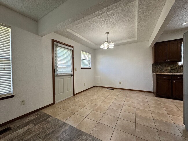 Building Photo - 3 Bedroom, 2 bath, 2 car garage home avail...