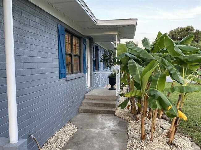 Front Door - 2900 W La Rua St