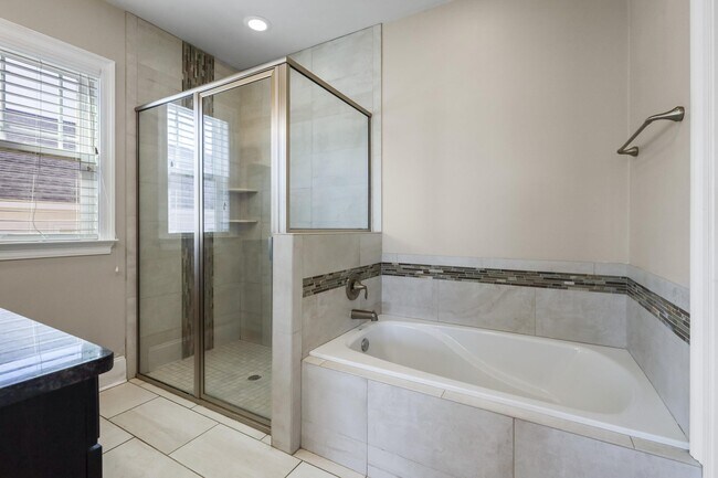 Building Photo - 2561 Lantana Ln