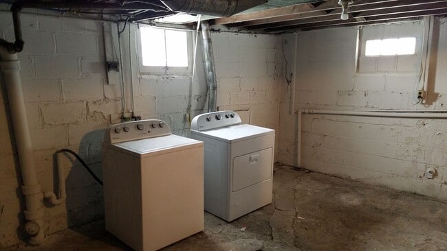 Building Photo - 2 bedroom 1 bath house