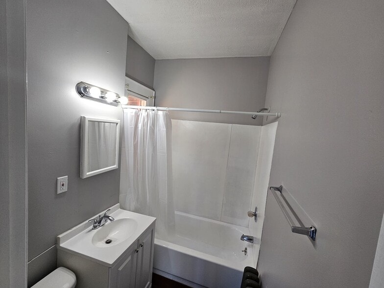 Building Photo - 392 E 147th St