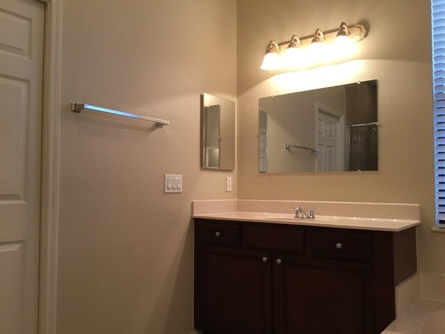 Building Photo - 1545 Amaryllis Cir