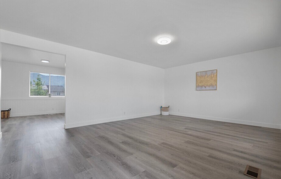 Building Photo - 686 Tomahawk Dr