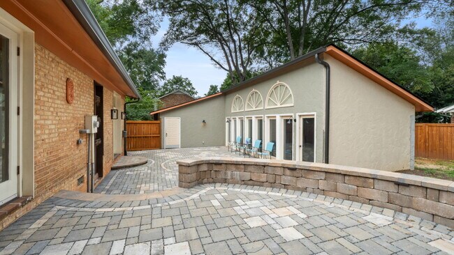 Building Photo - 5745 Riviere Dr