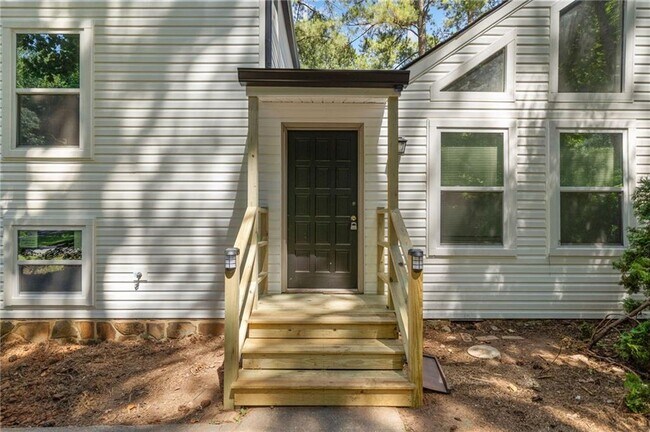 Building Photo - 4060 Oak Ferry Dr NE