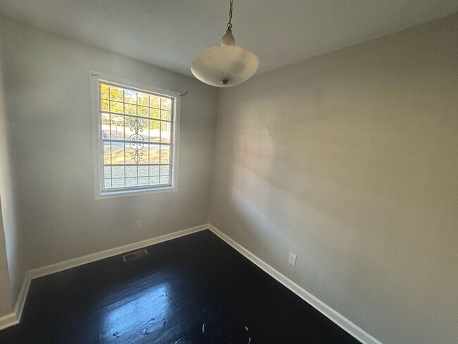 Building Photo - Vintage Charm Meets Modern Convenience