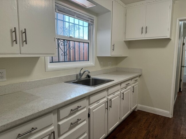 Building Photo - 2 Bed 1 Bath House in Oakland
