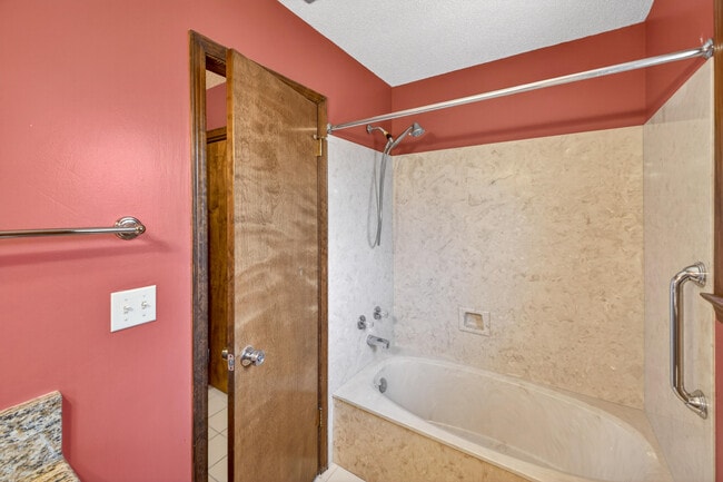 Building Photo - 1140 Troon Dr E