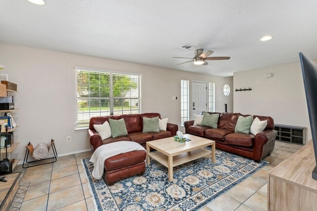 Building Photo - 3 Bedroom/2.5 Bath Northwest Park Subdivision