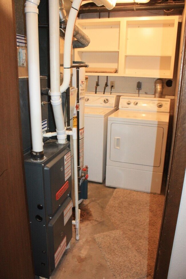 Building Photo - Zentals (1007 1/2 Monroe St; Pella)