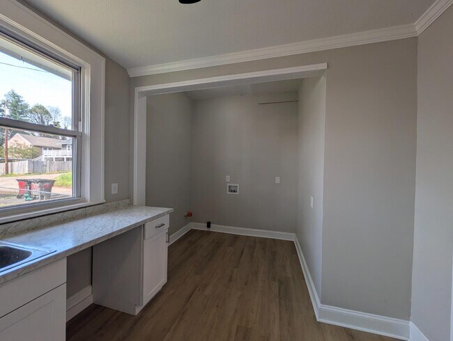 Building Photo - 1522 Buncombe Rd