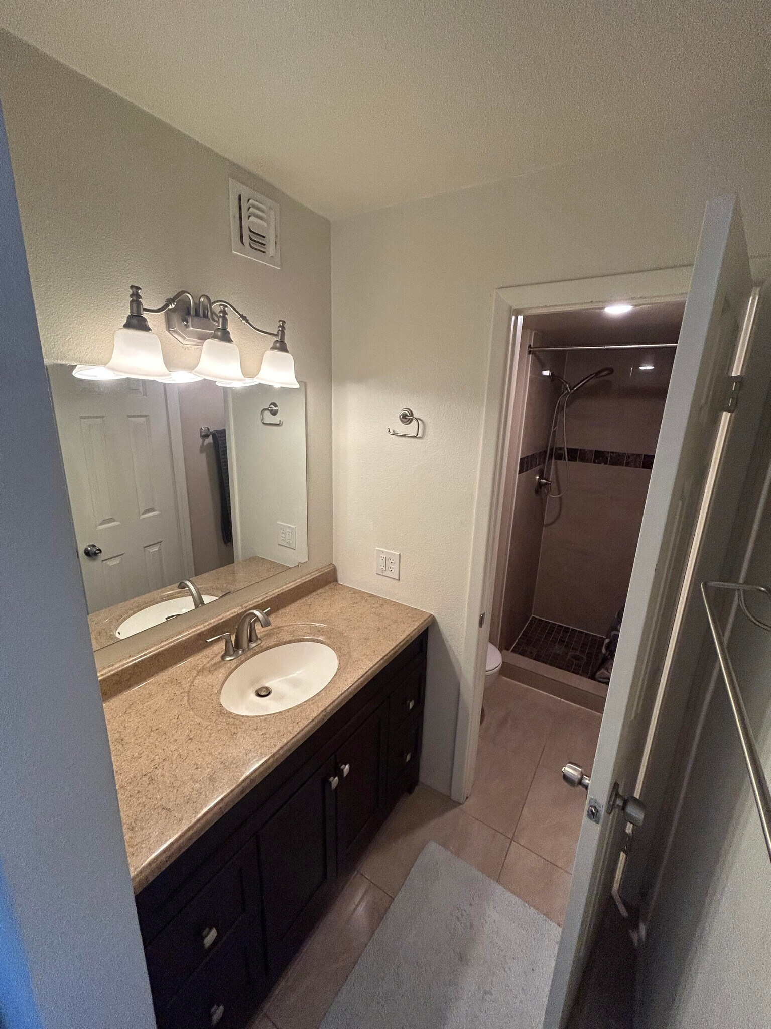 Building Photo - 1504 W La Jolla Dr