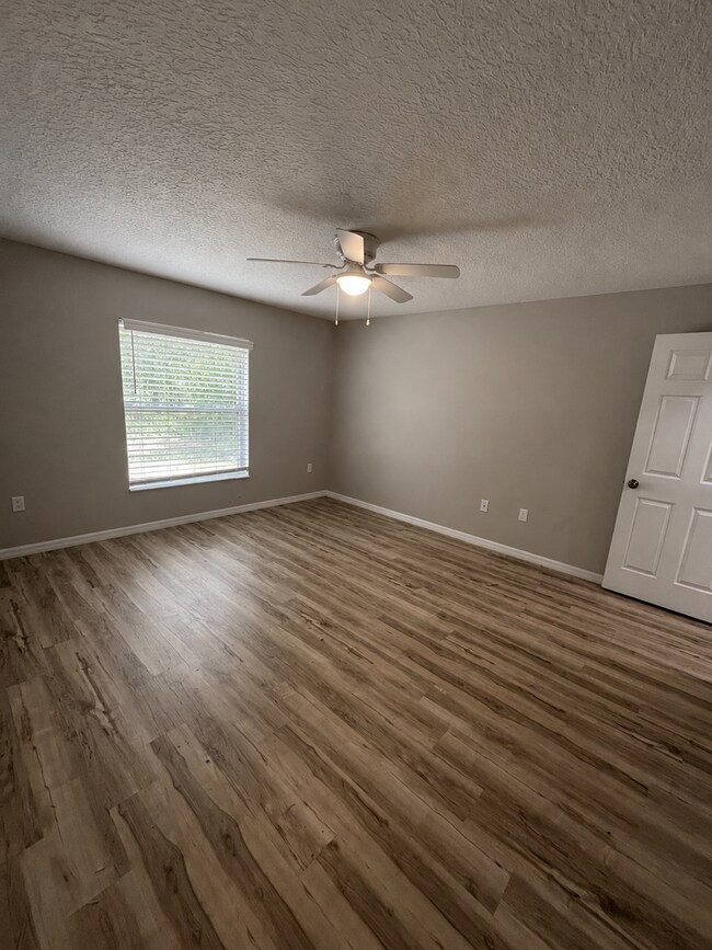 Building Photo - 12053 Centralia Rd