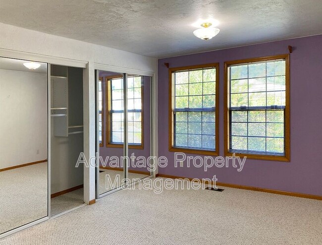 Building Photo - 1138 NE Conser Pl